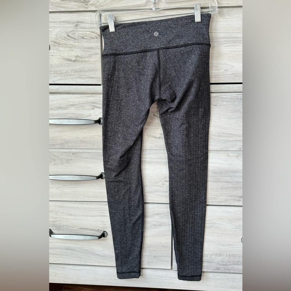 LULULEMON  Dark Grey knit like design Size 4 Leggings Mid-Rise Full Length.